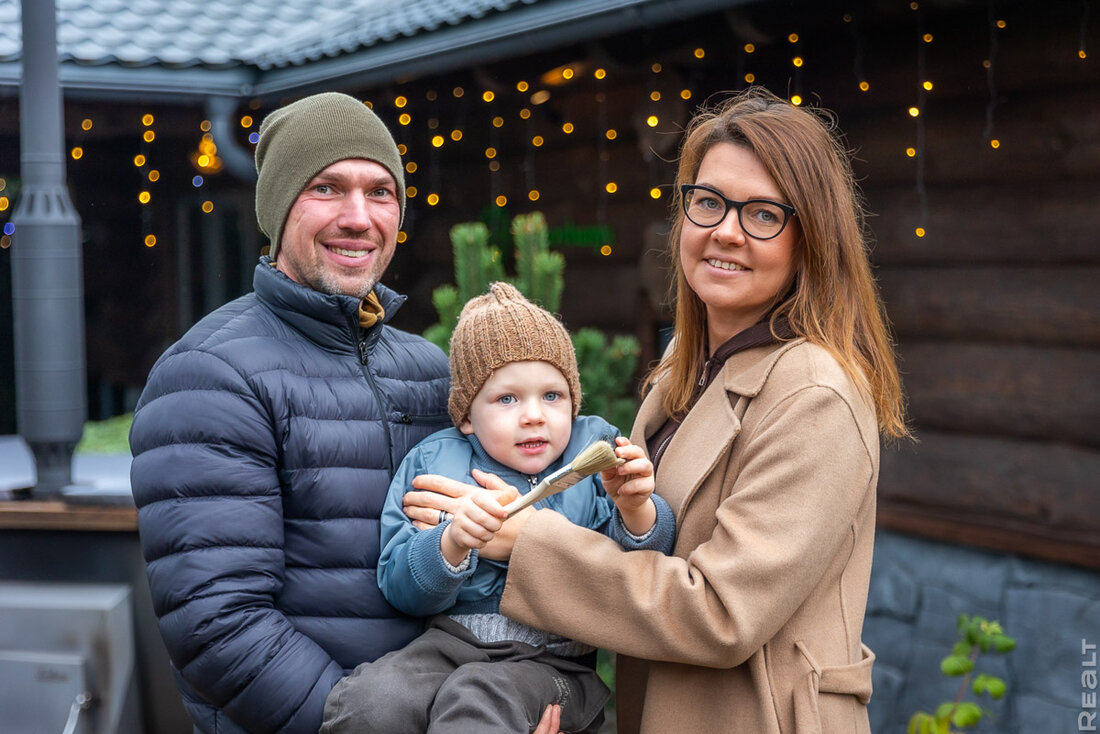 Прогрев с 40−45 градусов, травяные ароматы, качели с сеном. Как семья построила баню и превратила это в бизнес