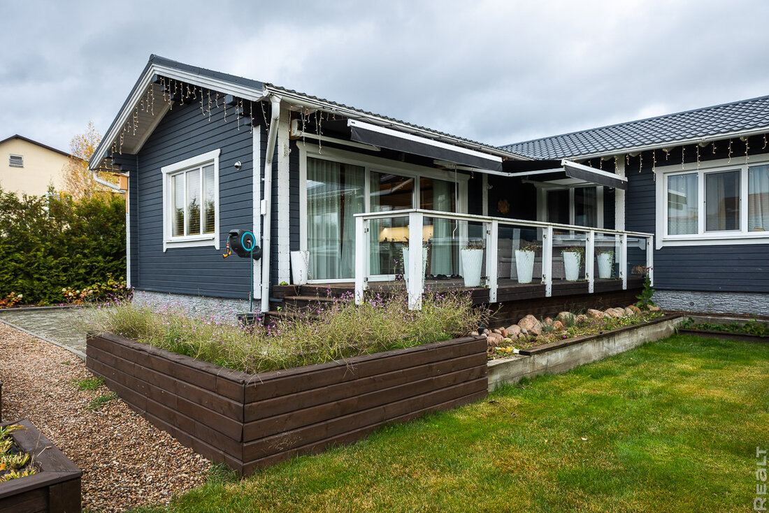 Прогрев с 40−45 градусов, травяные ароматы, качели с сеном. Как семья построила баню и превратила это в бизнес