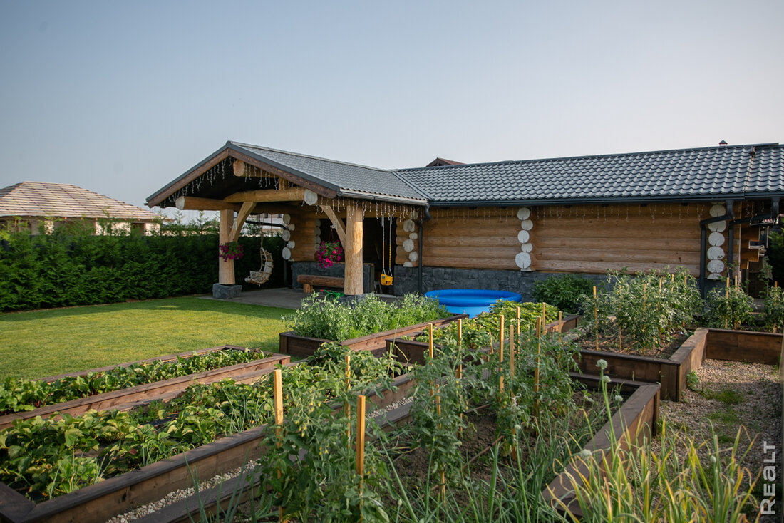 Прогрев с 40−45 градусов, травяные ароматы, качели с сеном. Как семья построила баню и превратила это в бизнес