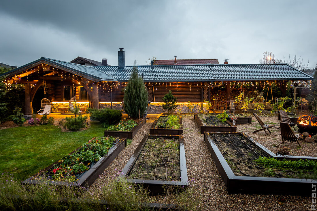 Прогрев с 40−45 градусов, травяные ароматы, качели с сеном. Как семья построила баню и превратила это в бизнес