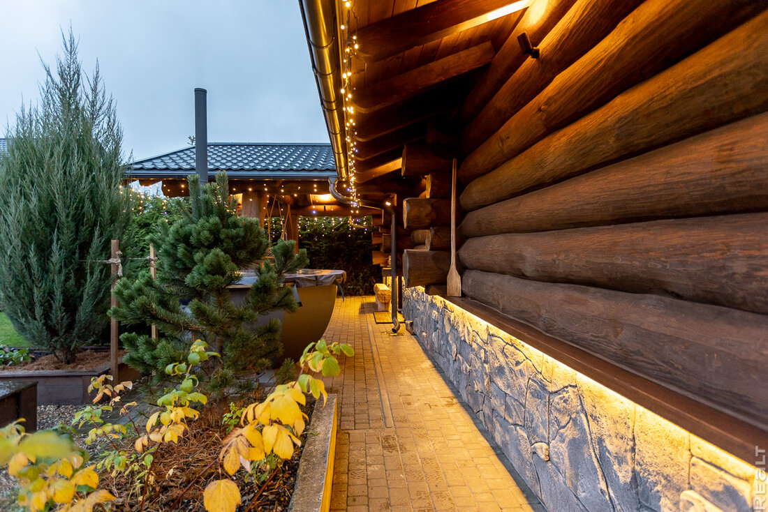 Прогрев с 40−45 градусов, травяные ароматы, качели с сеном. Как семья построила баню и превратила это в бизнес