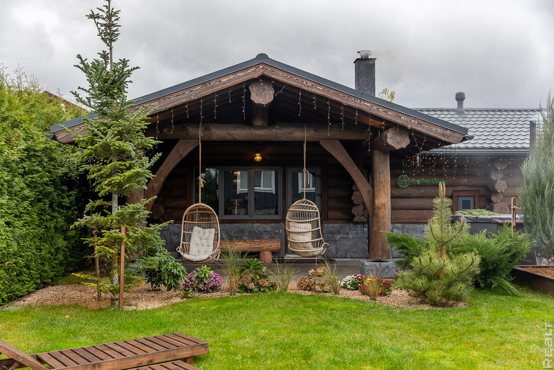 Прогрев с 40−45 градусов, травяные ароматы, качели с сеном. Как семья построила баню и превратила это в бизнес