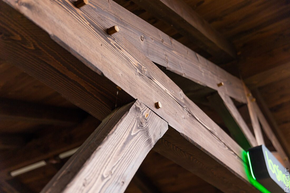 Прогрев с 40−45 градусов, травяные ароматы, качели с сеном. Как семья построила баню и превратила это в бизнес