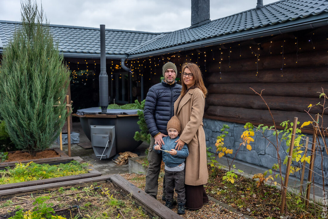 Прогрев с 40−45 градусов, травяные ароматы, качели с сеном. Как семья построила баню и превратила это в бизнес