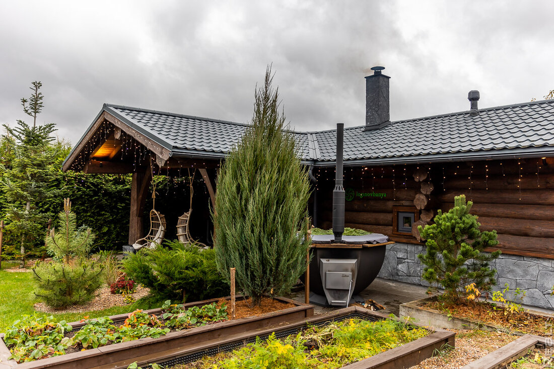 Прогрев с 40−45 градусов, травяные ароматы, качели с сеном. Как семья построила баню и превратила это в бизнес