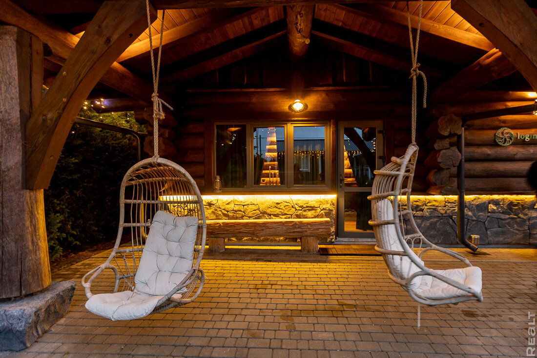 Прогрев с 40−45 градусов, травяные ароматы, качели с сеном. Как семья построила баню и превратила это в бизнес