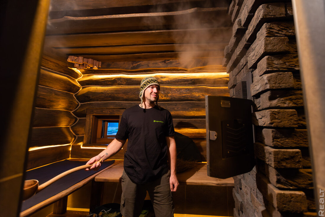 Прогрев с 40−45 градусов, травяные ароматы, качели с сеном. Как семья построила баню и превратила это в бизнес