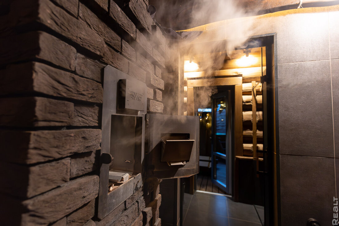 Прогрев с 40−45 градусов, травяные ароматы, качели с сеном. Как семья построила баню и превратила это в бизнес