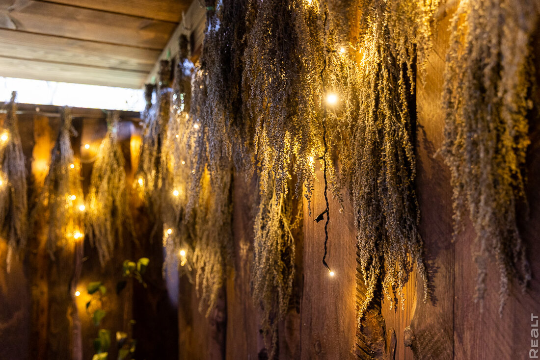 Прогрев с 40−45 градусов, травяные ароматы, качели с сеном. Как семья построила баню и превратила это в бизнес