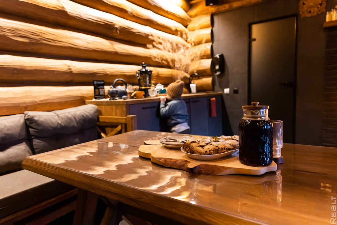 Прогрев с 40−45 градусов, травяные ароматы, качели с сеном. Как семья построила баню и превратила это в бизнес