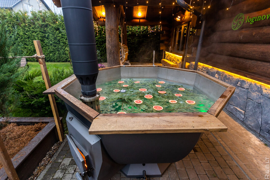 Прогрев с 40−45 градусов, травяные ароматы, качели с сеном. Как семья построила баню и превратила это в бизнес