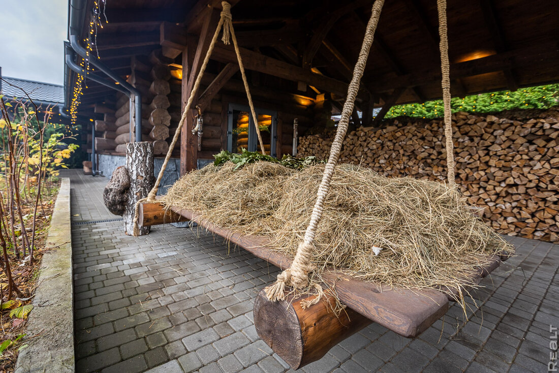 Прогрев с 40−45 градусов, травяные ароматы, качели с сеном. Как семья построила баню и превратила это в бизнес