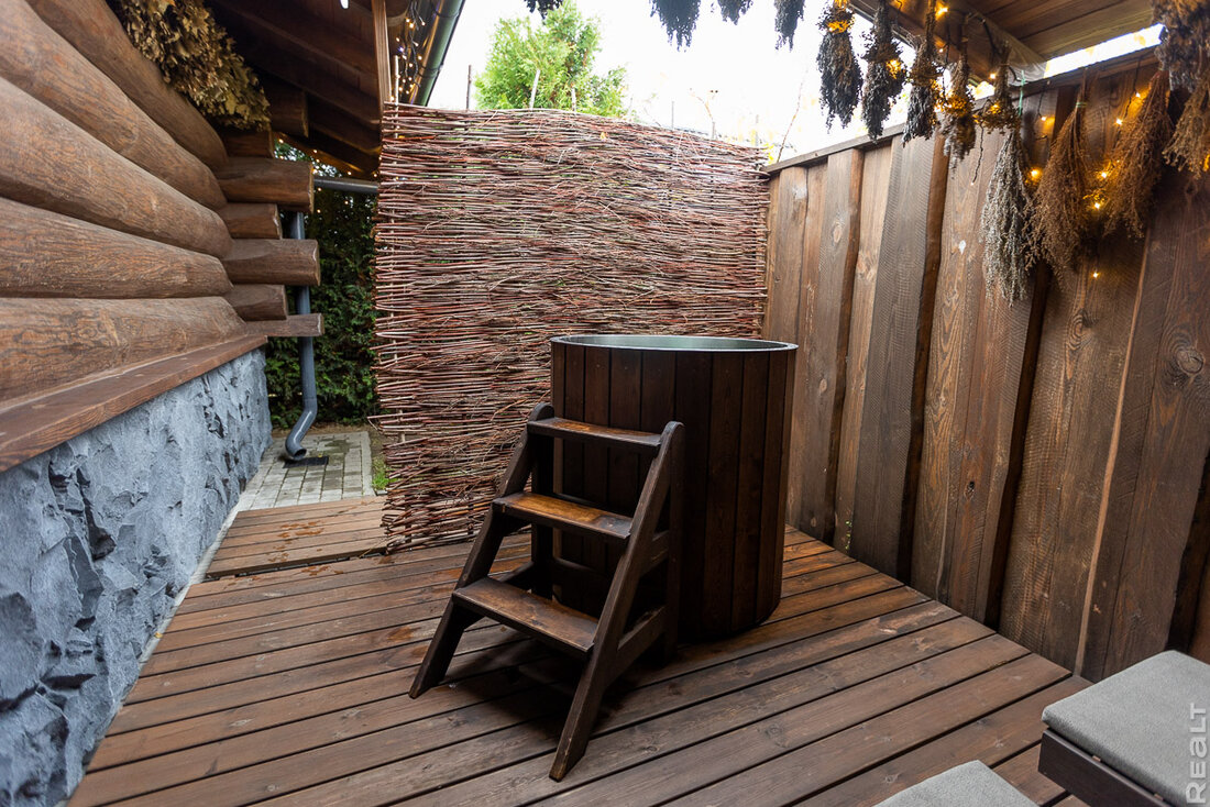 Прогрев с 40−45 градусов, травяные ароматы, качели с сеном. Как семья построила баню и превратила это в бизнес