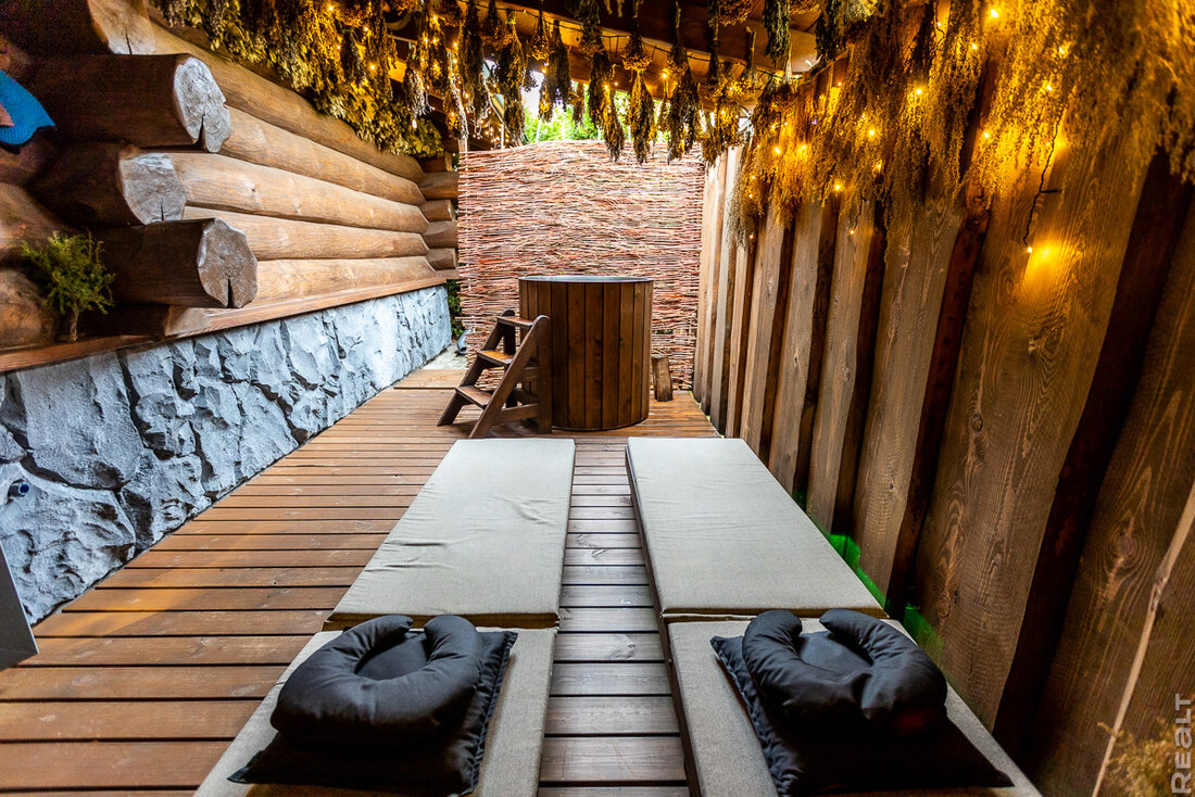 Прогрев с 40−45 градусов, травяные ароматы, качели с сеном. Как семья построила баню и превратила это в бизнес