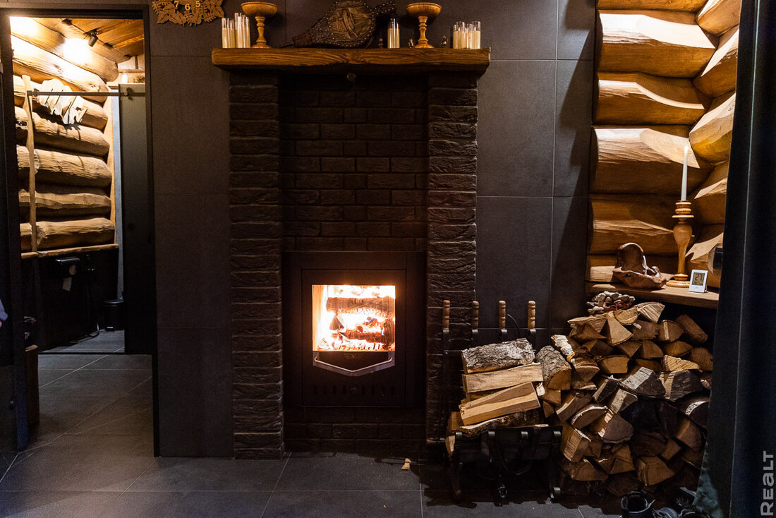 Прогрев с 40−45 градусов, травяные ароматы, качели с сеном. Как семья построила баню и превратила это в бизнес