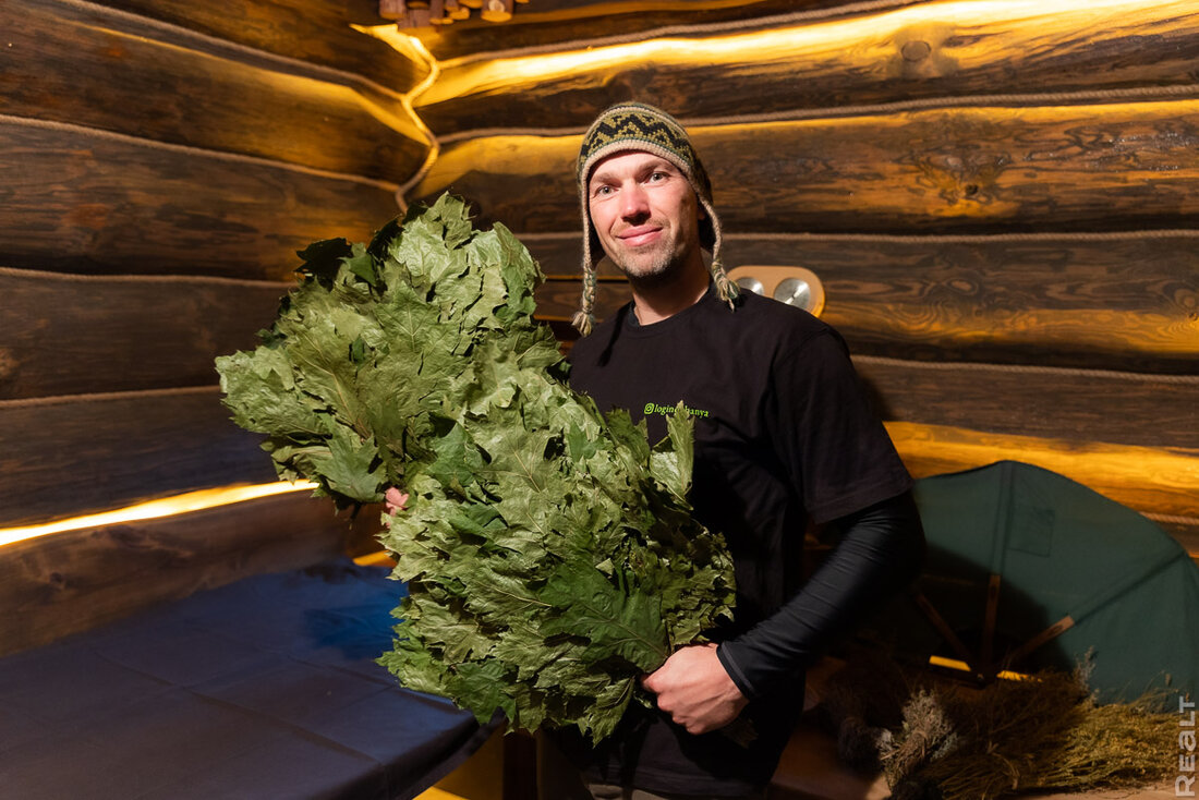 Прогрев с 40−45 градусов, травяные ароматы, качели с сеном. Как семья построила баню и превратила это в бизнес