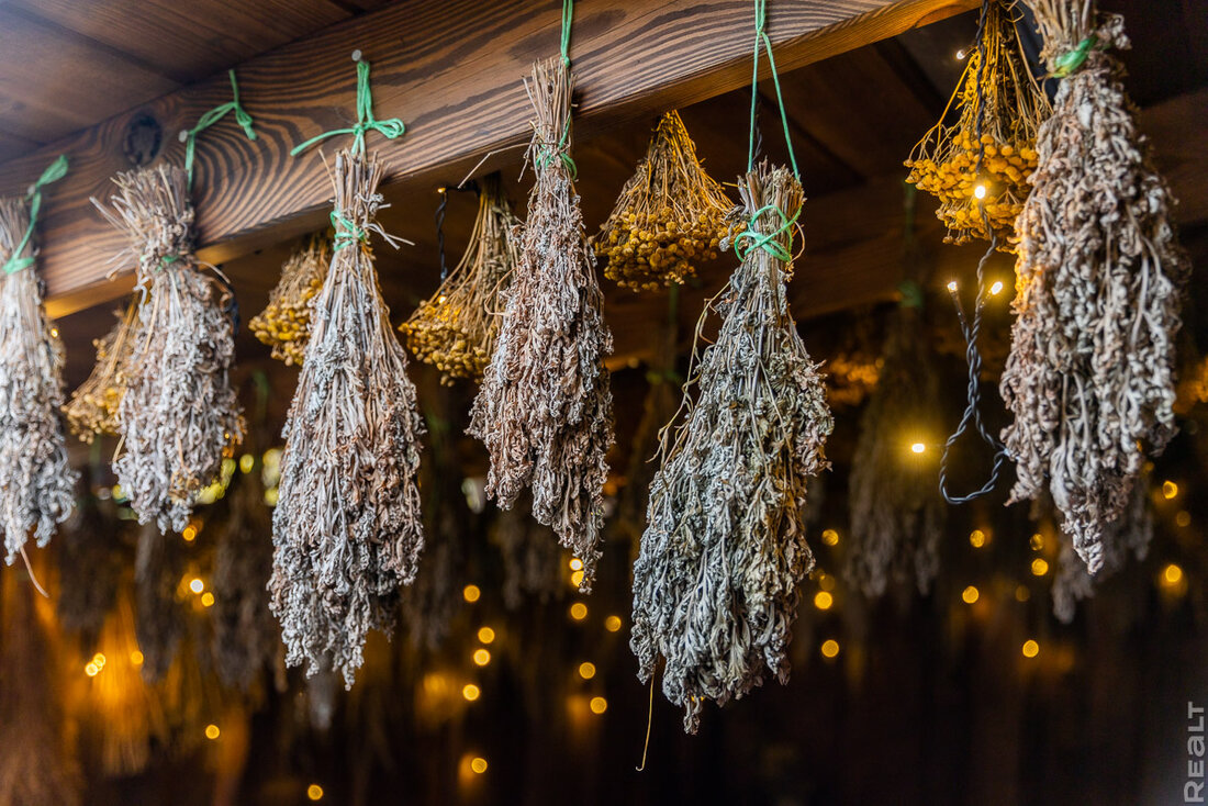 Прогрев с 40−45 градусов, травяные ароматы, качели с сеном. Как семья построила баню и превратила это в бизнес