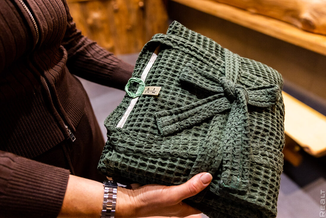 Прогрев с 40−45 градусов, травяные ароматы, качели с сеном. Как семья построила баню и превратила это в бизнес