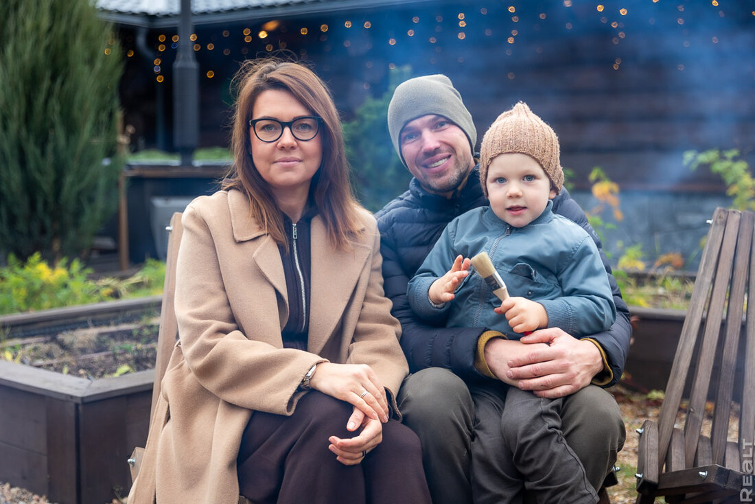 Прогрев с 40−45 градусов, травяные ароматы, качели с сеном. Как семья построила баню и превратила это в бизнес