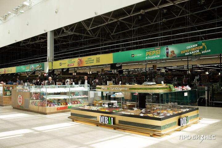 ФОТО: «Важно зацепить человека взглядом, лишний раз улыбнуться и завязать разговор». Как работают «островки» в Минских ТРЦ