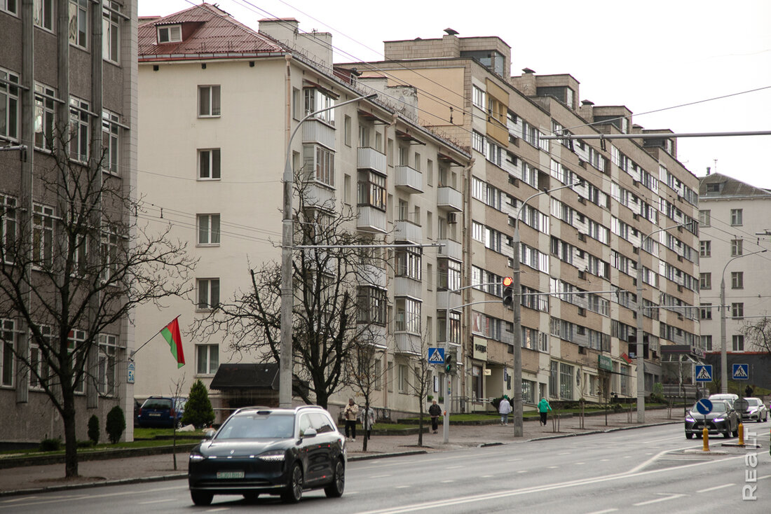 «Здесь давали квартиры известным людям». Как живется модернистском доме возле Раковского предместья