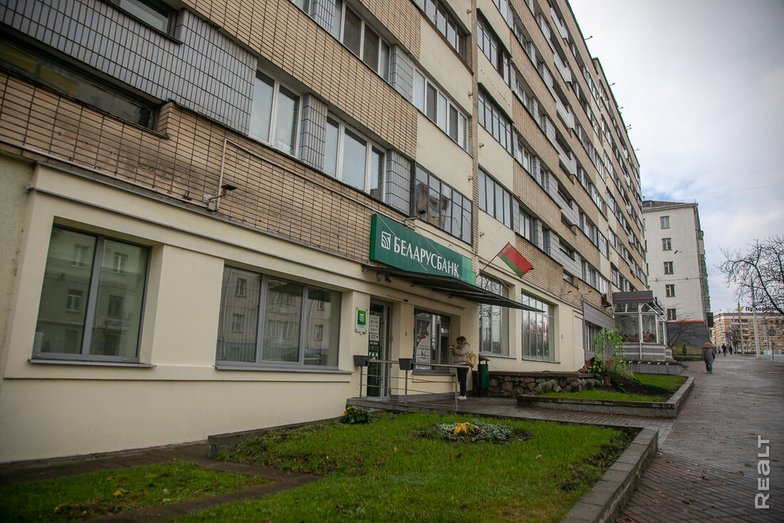 «Здесь давали квартиры известным людям». Как живется модернистском доме возле Раковского предместья