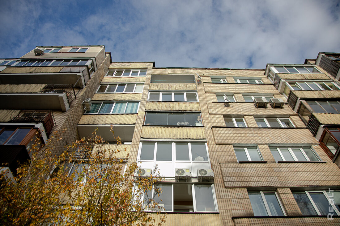 «Здесь давали квартиры известным людям». Как живется модернистском доме возле Раковского предместья