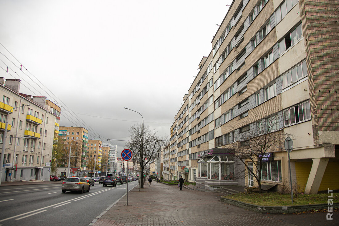 «Здесь давали квартиры известным людям». Как живется модернистском доме возле Раковского предместья