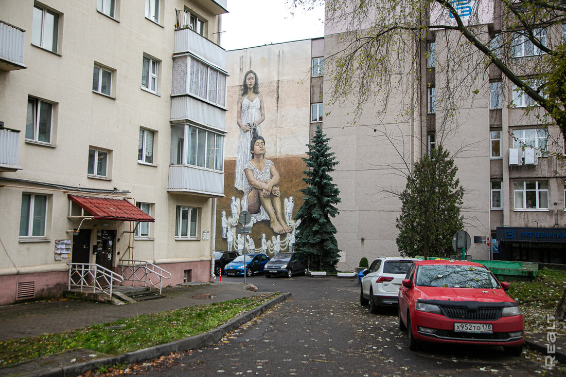 «Здесь давали квартиры известным людям». Как живется модернистском доме возле Раковского предместья