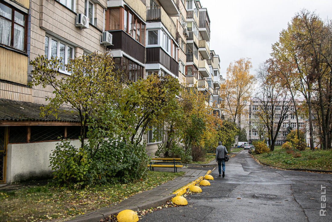 «Здесь давали квартиры известным людям». Как живется модернистском доме возле Раковского предместья