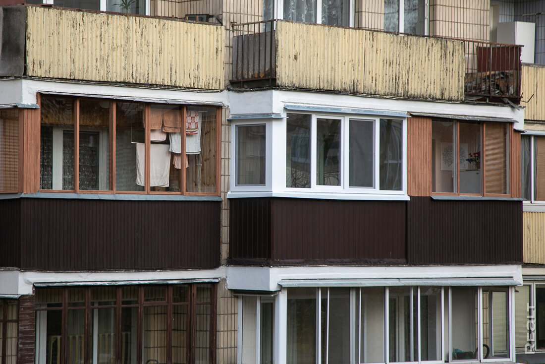 «Здесь давали квартиры известным людям». Как живется модернистском доме возле Раковского предместья