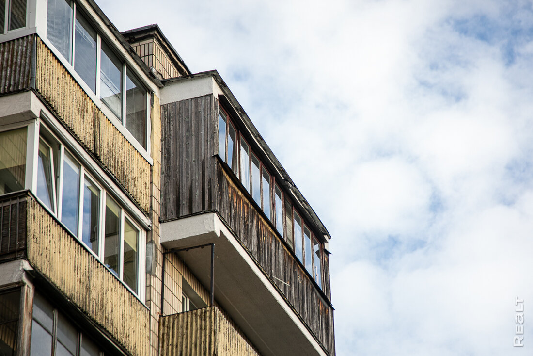 «Здесь давали квартиры известным людям». Как живется модернистском доме возле Раковского предместья