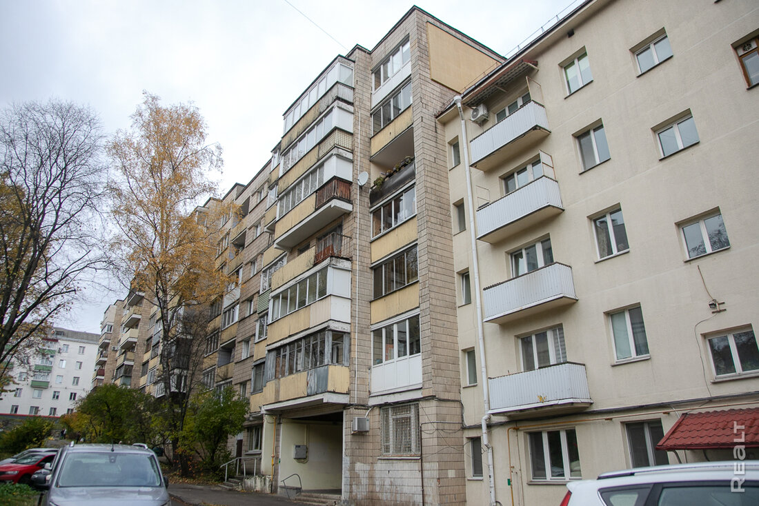 «Здесь давали квартиры известным людям». Как живется модернистском доме возле Раковского предместья