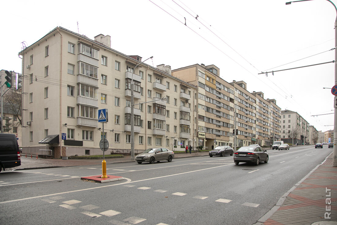 «Здесь давали квартиры известным людям». Как живется модернистском доме возле Раковского предместья