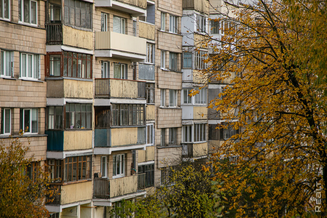 «Здесь давали квартиры известным людям». Как живется модернистском доме возле Раковского предместья