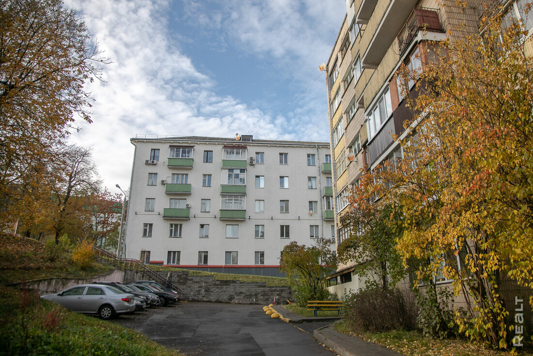 «Здесь давали квартиры известным людям». Как живется модернистском доме возле Раковского предместья