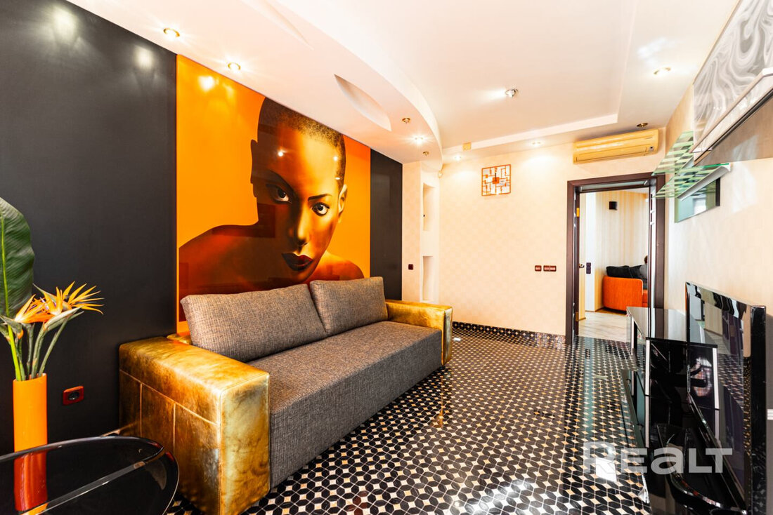 «Здесь давали квартиры известным людям». Как живется модернистском доме возле Раковского предместья