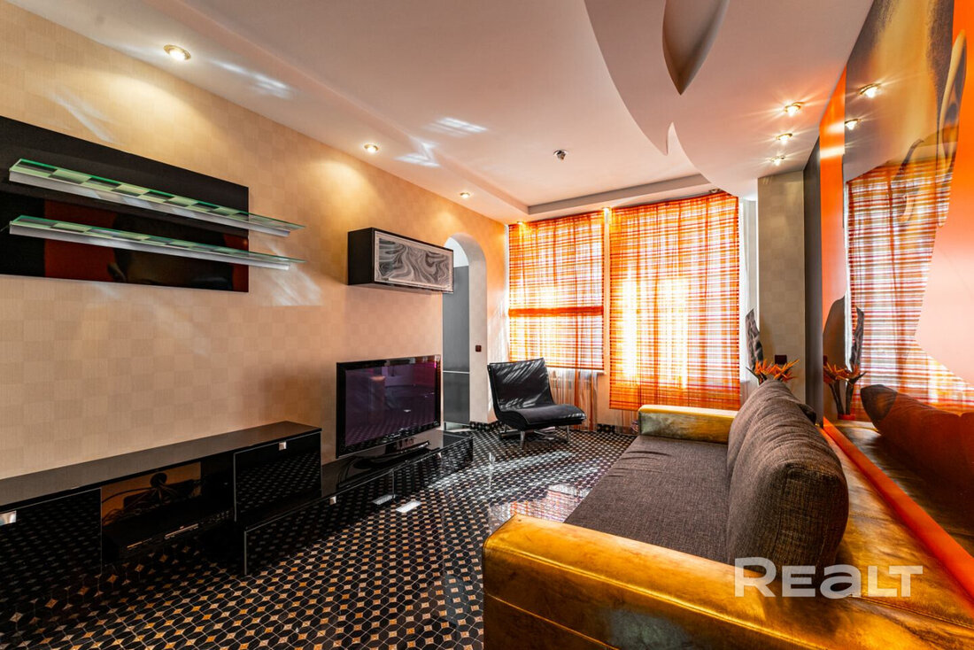 «Здесь давали квартиры известным людям». Как живется модернистском доме возле Раковского предместья