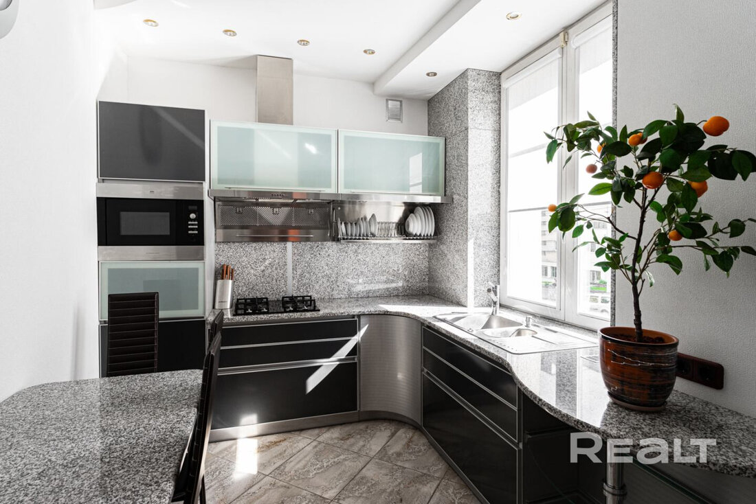 «Здесь давали квартиры известным людям». Как живется модернистском доме возле Раковского предместья