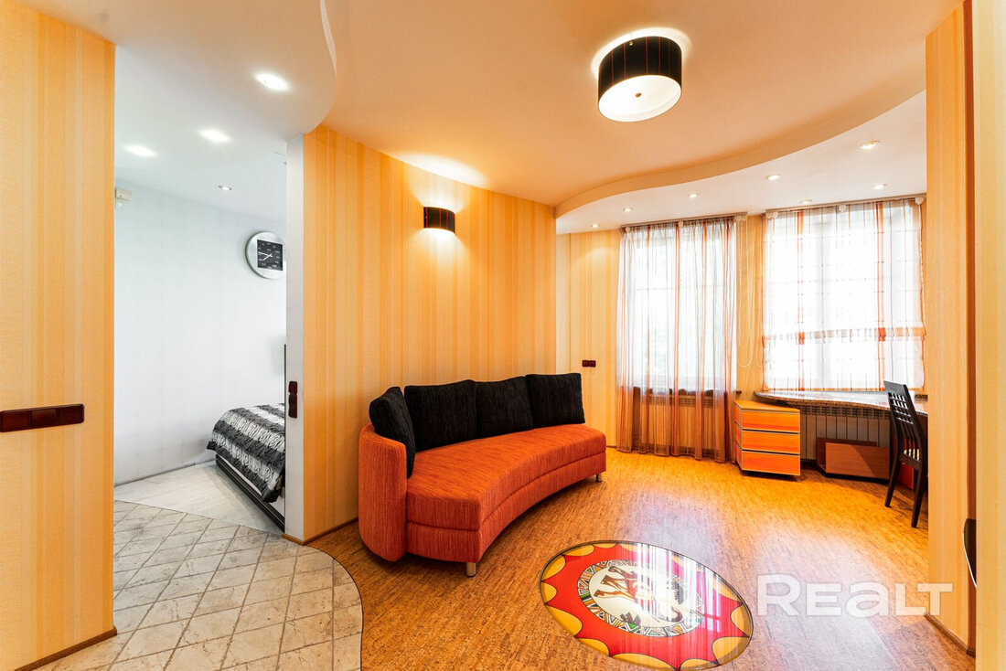 «Здесь давали квартиры известным людям». Как живется модернистском доме возле Раковского предместья