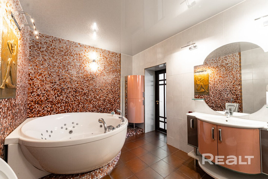 «Здесь давали квартиры известным людям». Как живется модернистском доме возле Раковского предместья