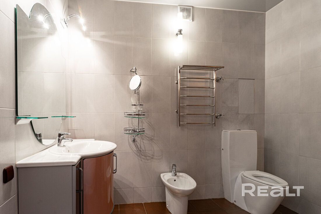 «Здесь давали квартиры известным людям». Как живется модернистском доме возле Раковского предместья