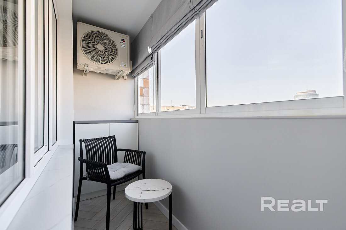 «Здесь давали квартиры известным людям». Как живется модернистском доме возле Раковского предместья