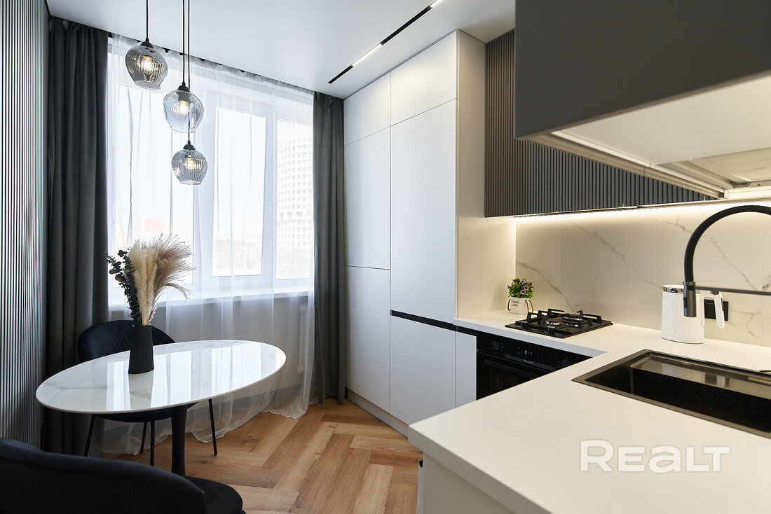 «Здесь давали квартиры известным людям». Как живется модернистском доме возле Раковского предместья