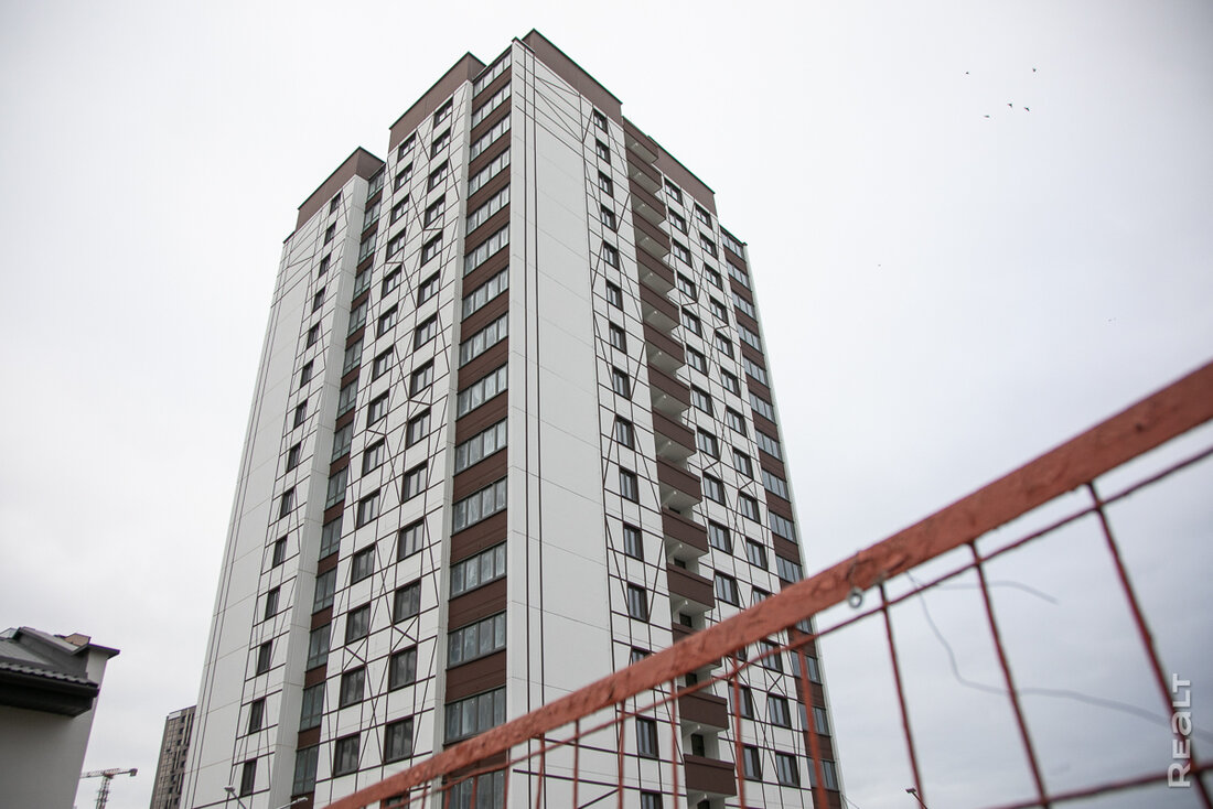 Первая новостройка на месте частного сектора на Розочке почти готова. А квартиры в ней продают?