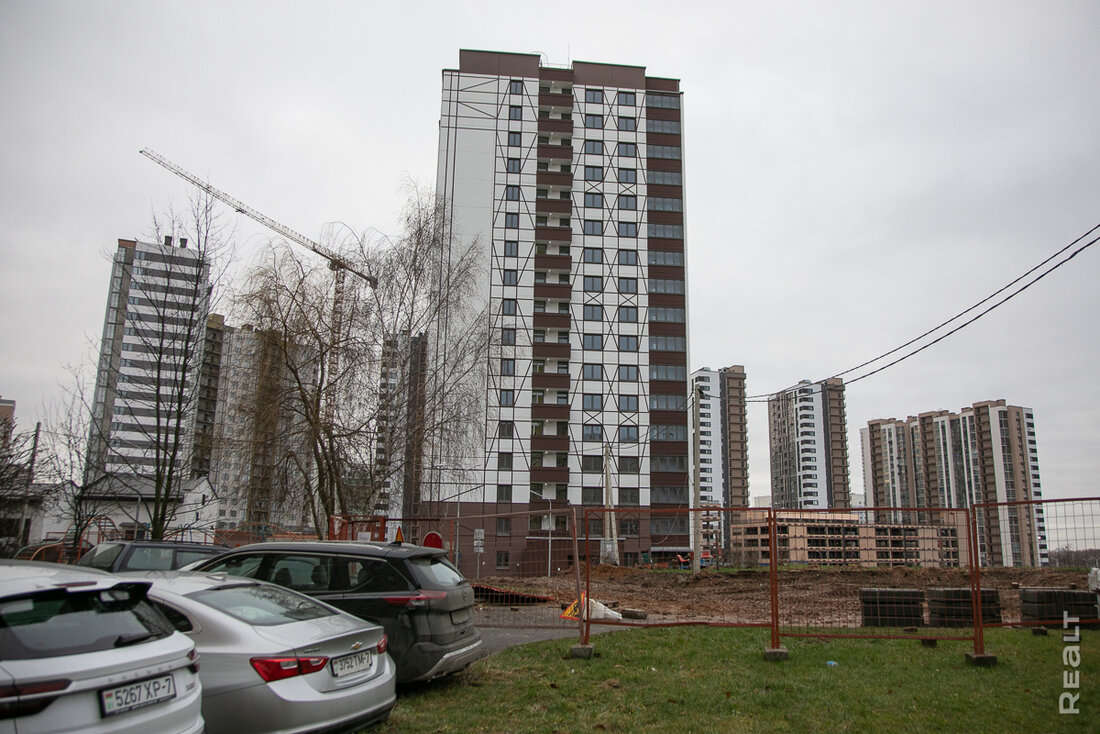 Первая новостройка на месте частного сектора на Розочке почти готова. А квартиры в ней продают?
