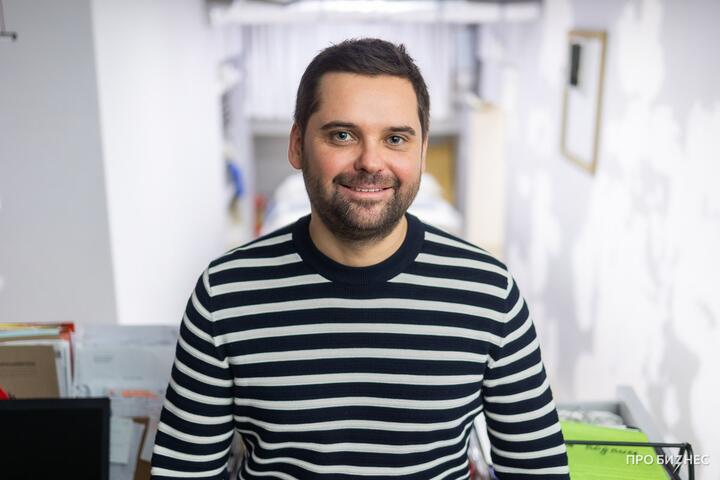 ФОТО: «Первые деньги заработал в 12 лет». Предприимчивый парень создал бизнес на пошиве штор, а потом занялся их клинингом