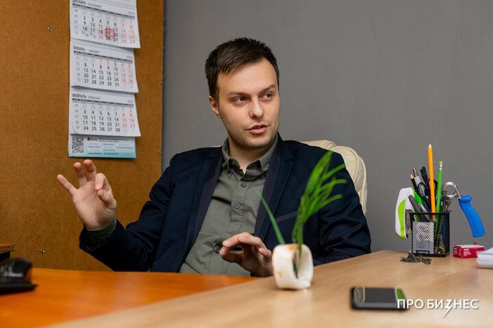 ФОТО: «Приходил к маме за советами, какой химией лучше пользоваться». Парень ушел из найма и открыл собственный клининг без опыта в этой сфере