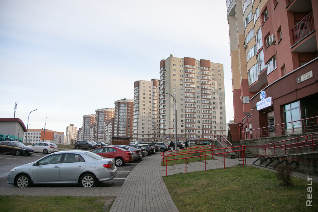 «У нас очень удачное расположение». Как живется в Брилевичах возле метро «Малиновка»