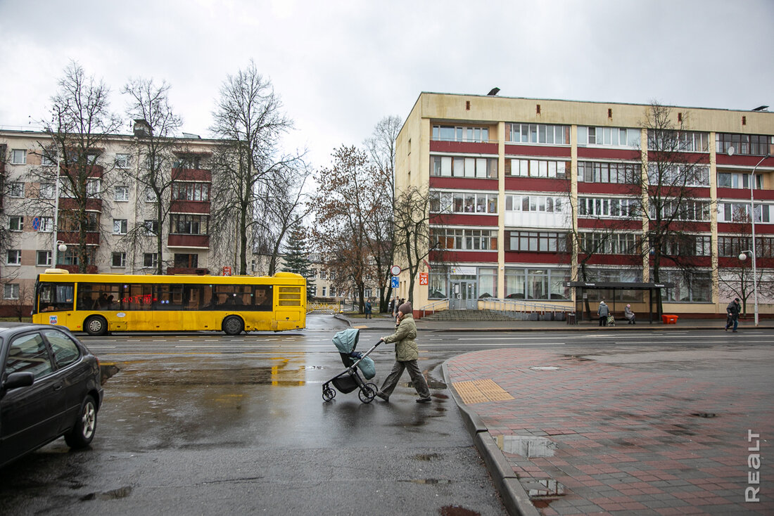 «Высотки закрывают половину неба». Как живется в хрущевках напротив Минск-Мира